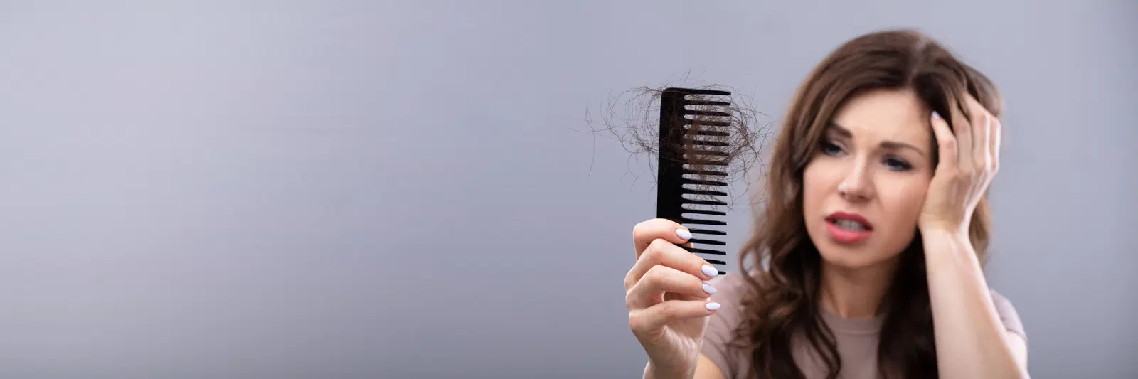Queda de cabelo pode estar ligada a causas hormonais
