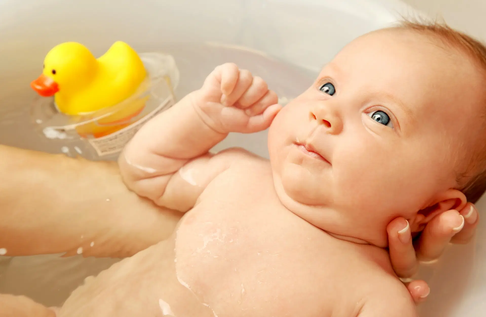Como dar banho no bebê recém-nascido?