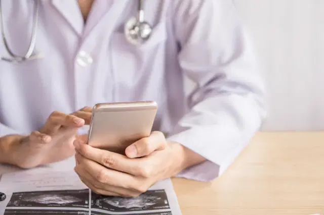 Consultas presenciais e por telemedicina