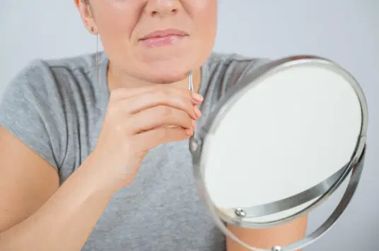 Excesso de pelos em mulheres: o que pode estar por trás disso?