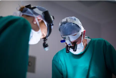 Como a microcirurgia abre caminhos para tratar tumores e aneurismas