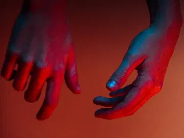 Suas mãos e as marcas do tempo
