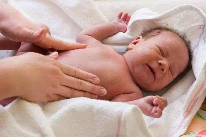 Por que os bebês têm cólica? Saiba como lidar com esse desconforto nos pequenos
