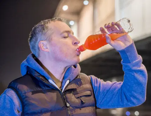Como bebidas açucaradas afetam nossos hormônios? Entenda os impactos no corpo