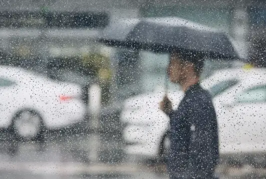 Choveu, doeu? Existe relação entre o clima e a dor nas articulações?