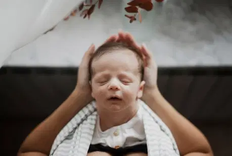 Assimetria no crânio do bebê é normal ou precisa de tratamento?