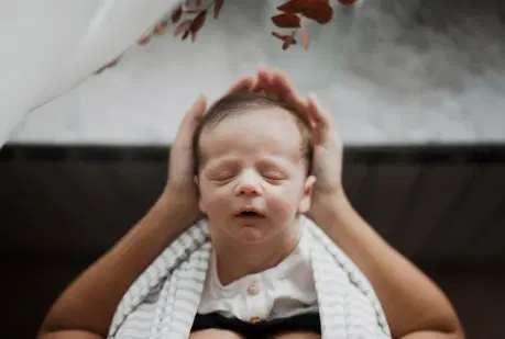 Assimetria no crânio do bebê é normal ou precisa de tratamento?