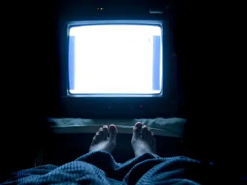 Estudo aponta que luz ou tv ligadas antes de dormir aumentam os riscos de obesidade