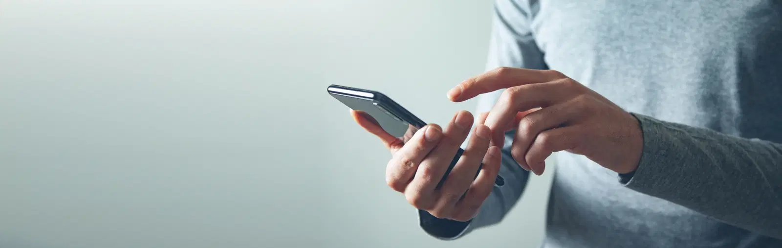 Tech neck: saiba por que o celular pode causar rugas no pescoço
